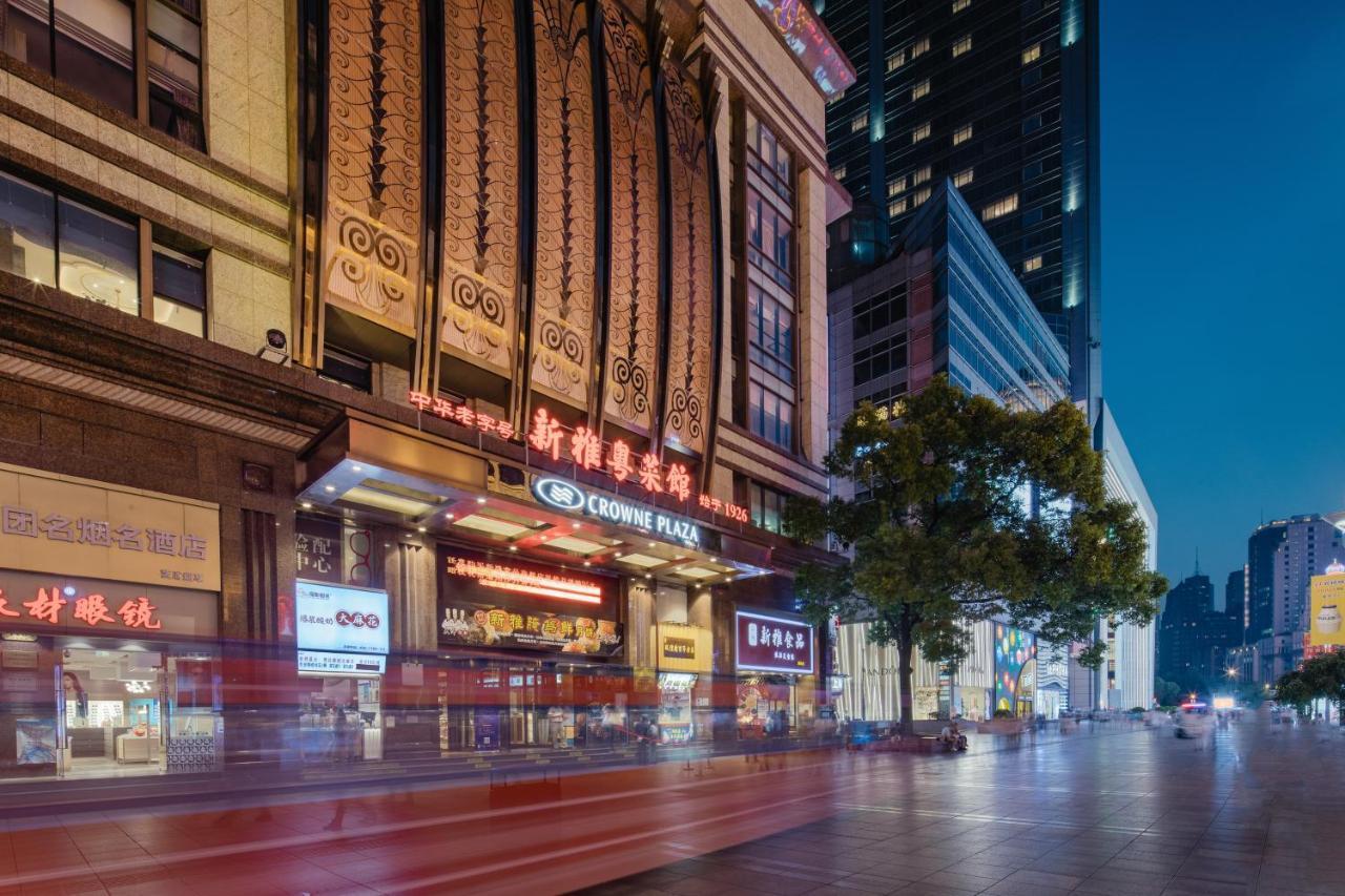 Crowne Plaza Shanghai Nanjing Road By Ihg Luaran gambar The entrance of the shopping mall