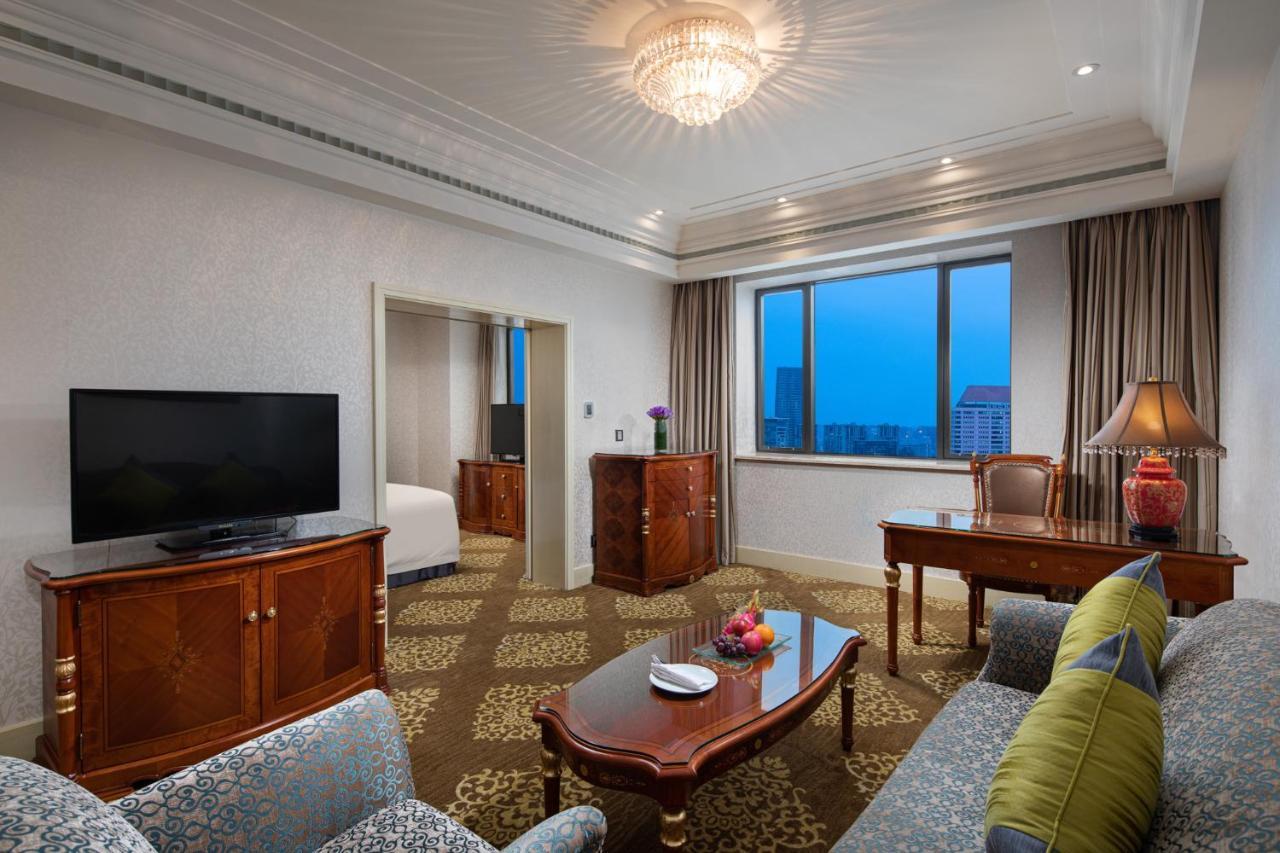 Crowne Plaza Shanghai Nanjing Road By Ihg Luaran gambar A suite at the hotel