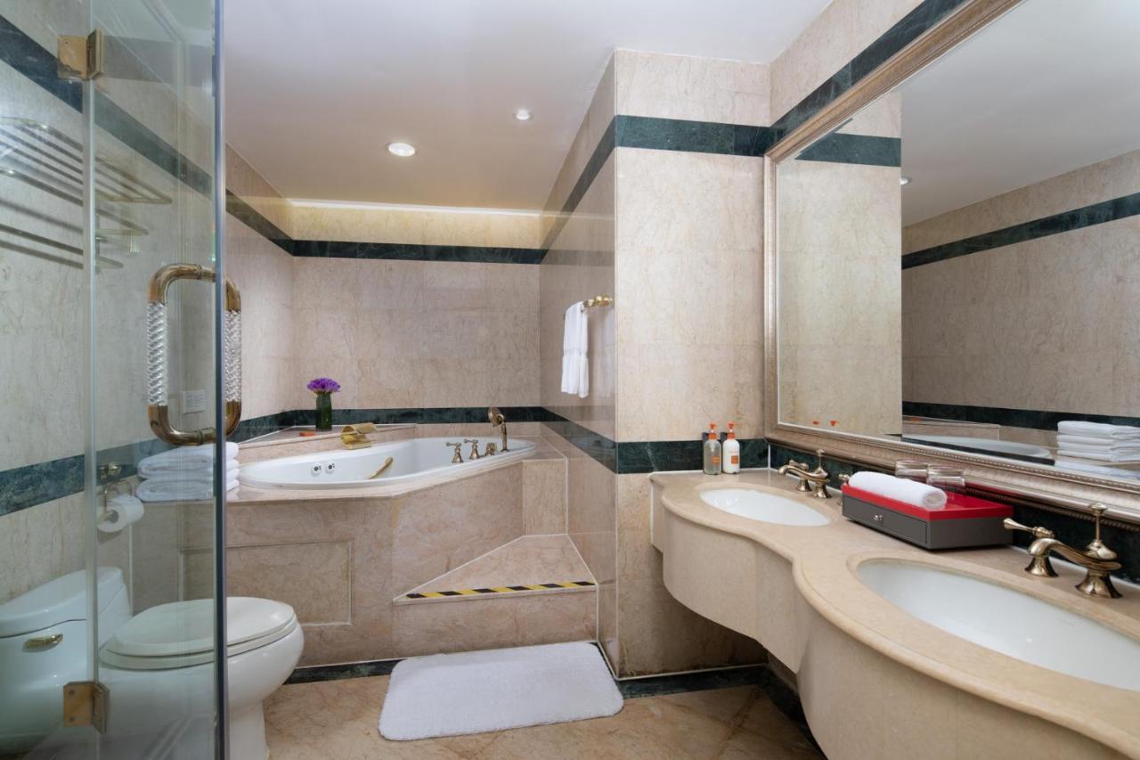 Crowne Plaza Shanghai Nanjing Road By Ihg Luaran gambar A bathroom in a hotel