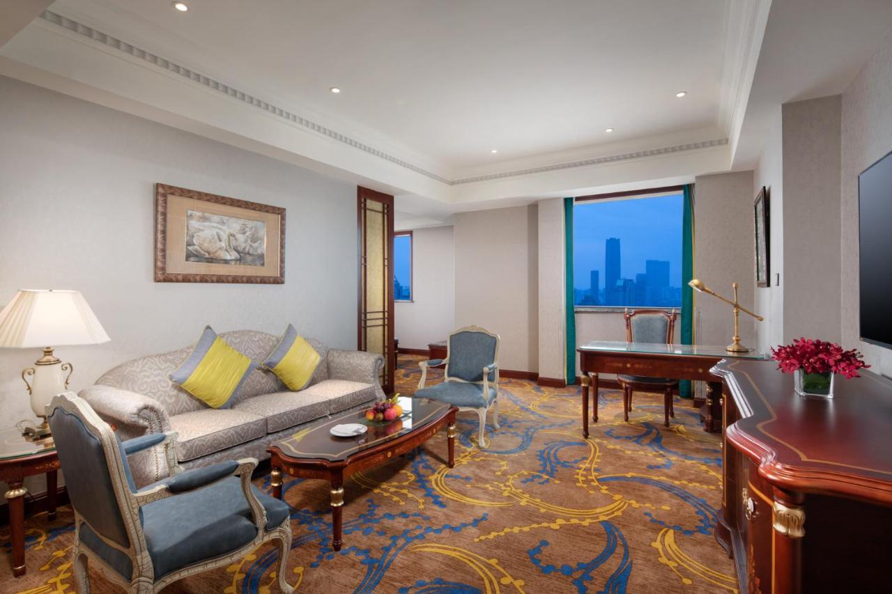 Crowne Plaza Shanghai Nanjing Road By Ihg Luaran gambar A suite at the hotel