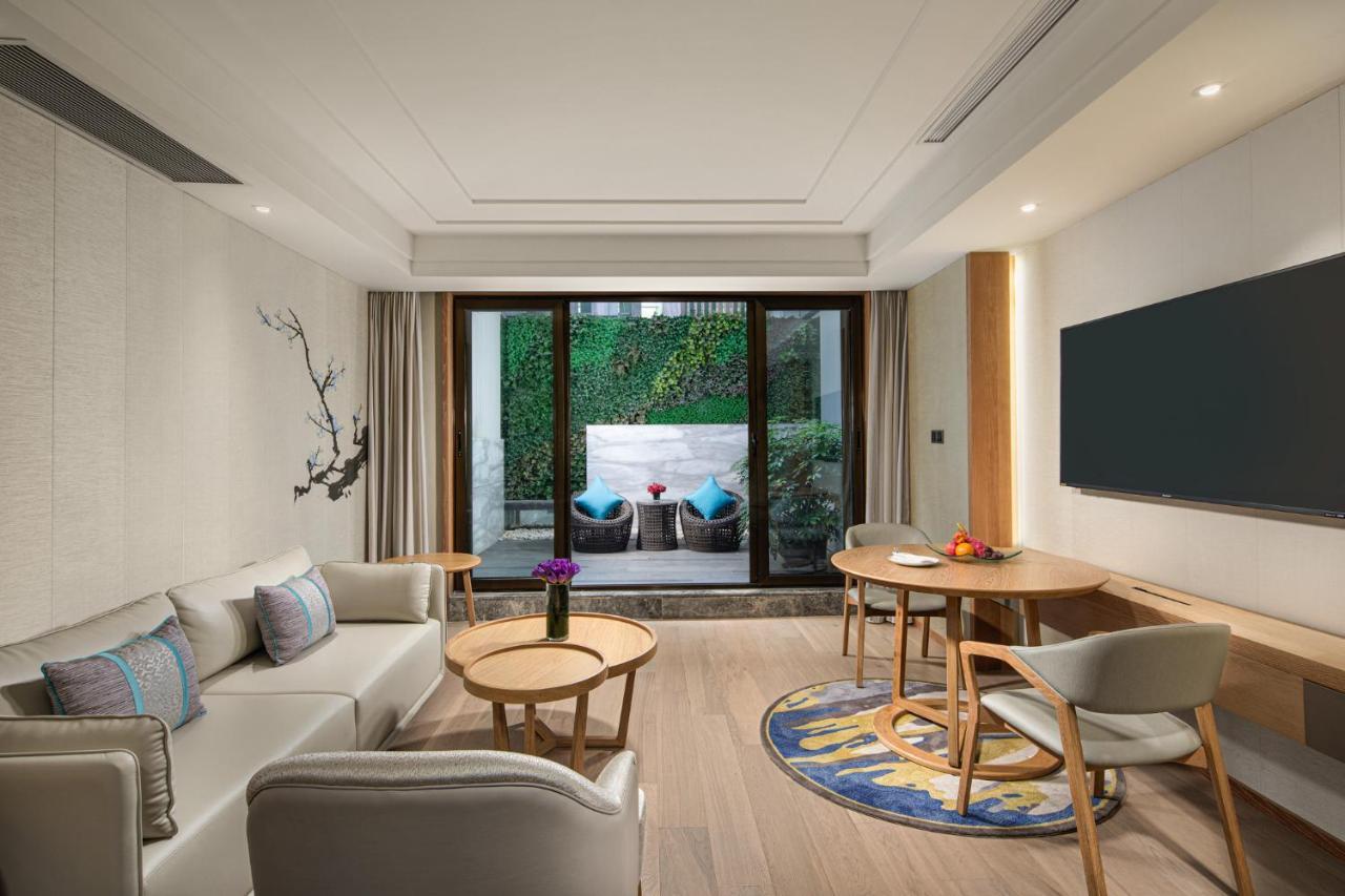 Crowne Plaza Shanghai Nanjing Road By Ihg Luaran gambar A suite at the hotel