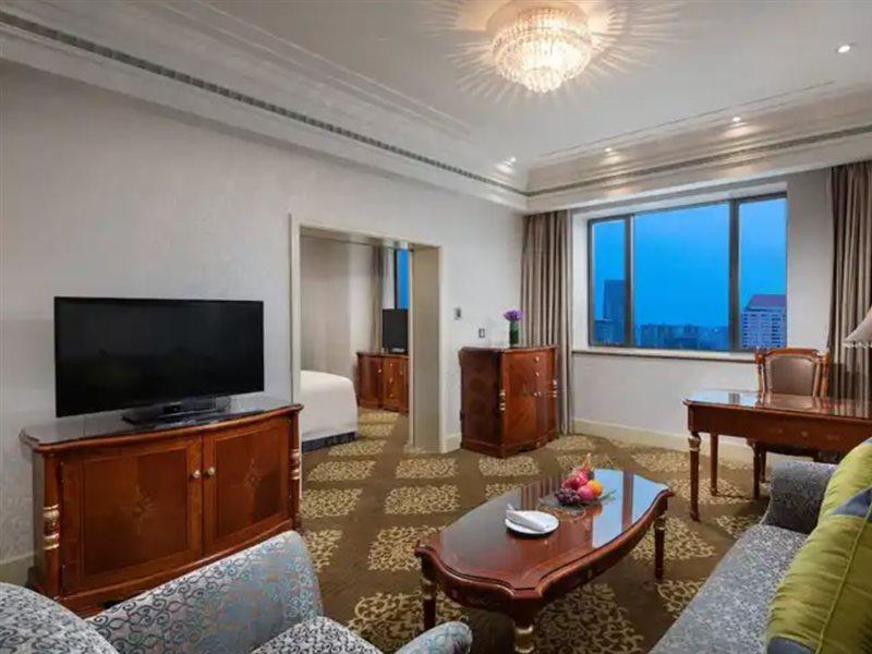 Crowne Plaza Shanghai Nanjing Road By Ihg Luaran gambar A suite at the hotel