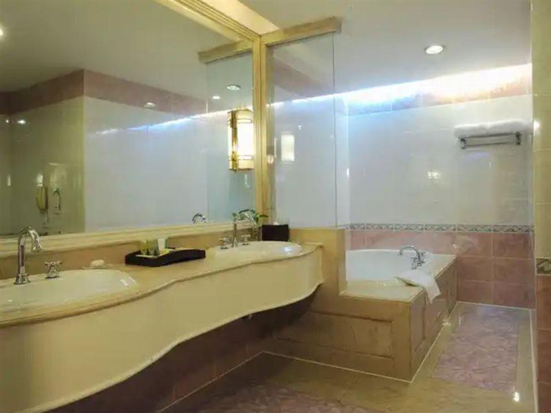 Crowne Plaza Shanghai Nanjing Road By Ihg Luaran gambar Bathroom