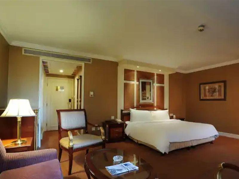 Crowne Plaza Shanghai Nanjing Road By Ihg Luaran gambar A room at the hotel
