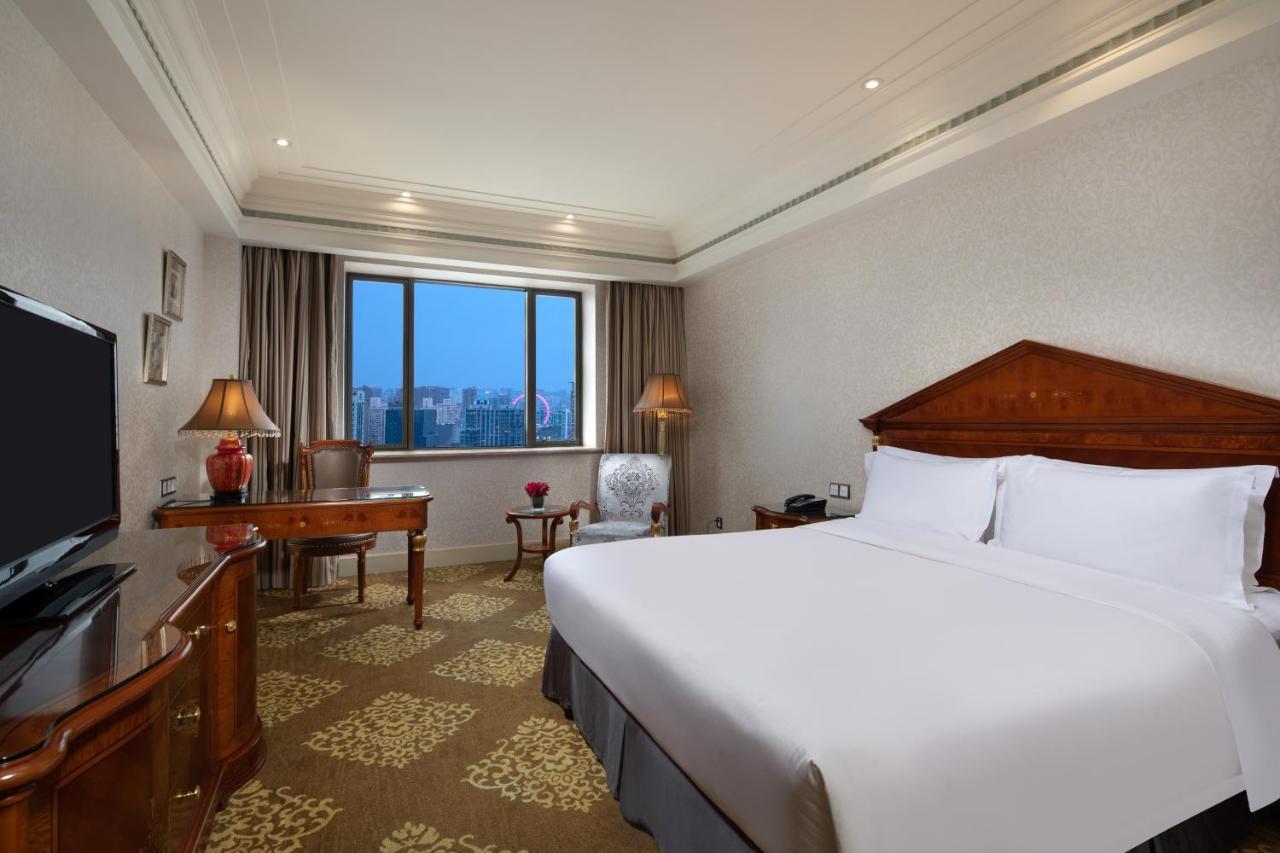 Crowne Plaza Shanghai Nanjing Road By Ihg Luaran gambar A room at the hotel